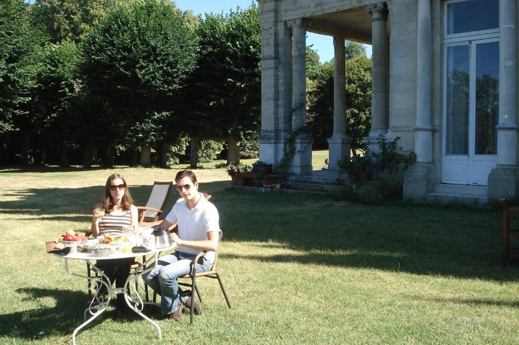 Chateau De La Madeleine Bed and Breakfast Pressagny-lʼOrgeuilleux Esterno foto
