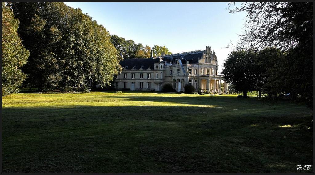Chateau De La Madeleine Bed and Breakfast Pressagny-lʼOrgeuilleux Esterno foto